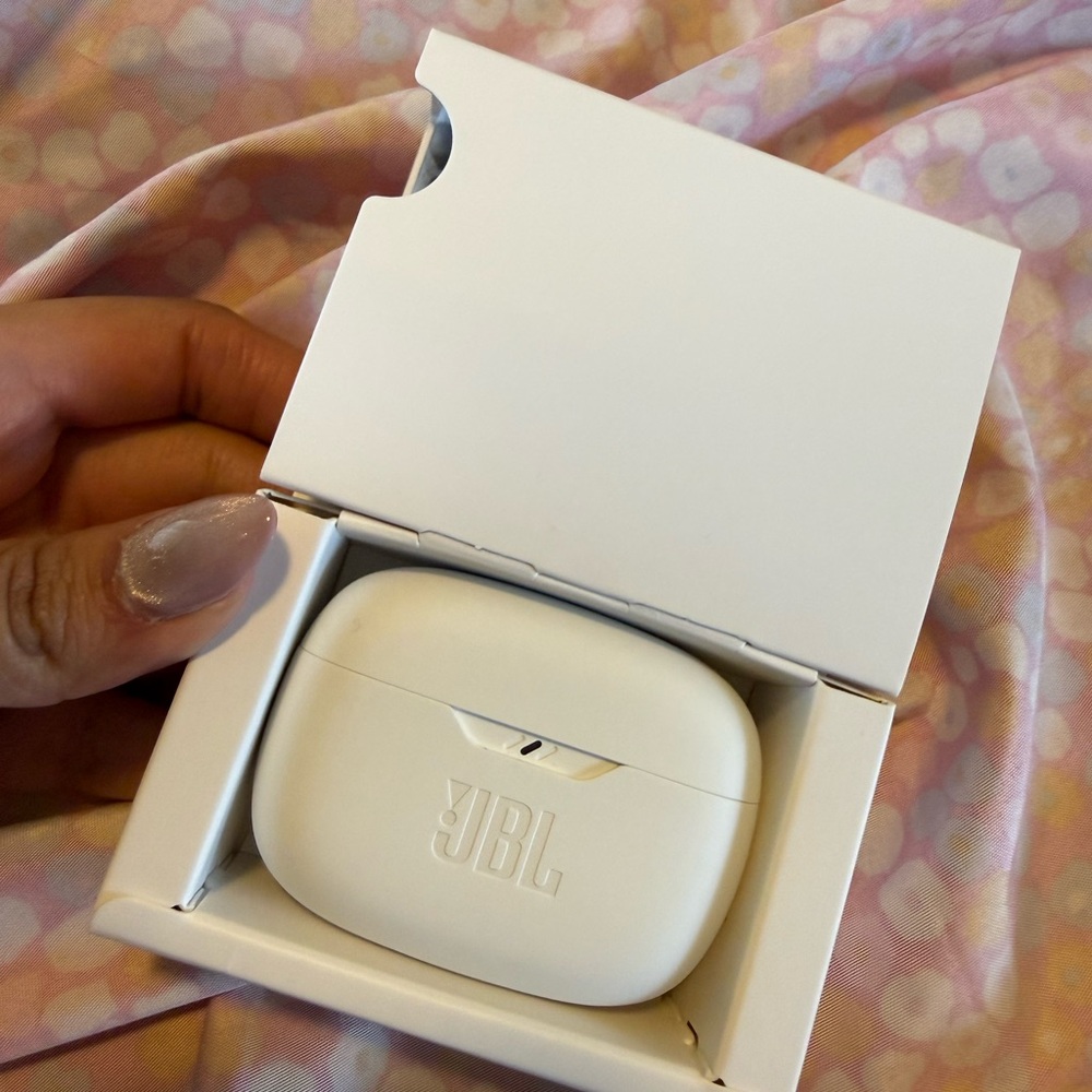 JBL Pure White Earbuds